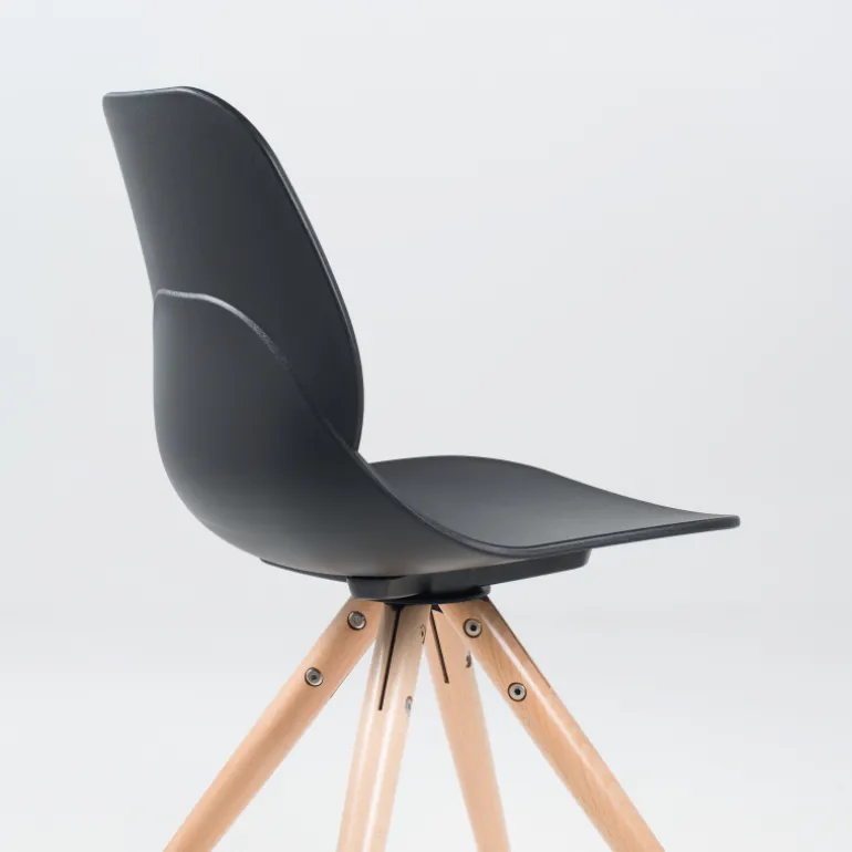 VictoireChaise design en polypropylène noir avec pieds en bois
